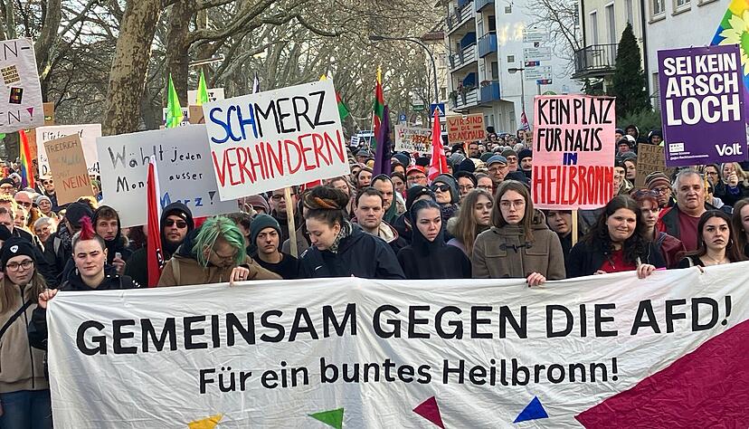 Zahlreiche Menschen kamen am Samstag zu der Kundgebung in Heilbronn zusammen.