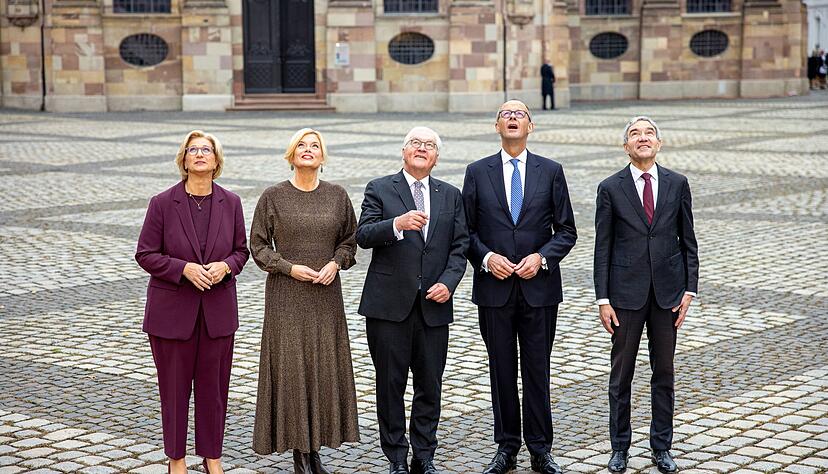 Die gesamte Spitze des Staats ist nach Saarbrücken gereist. Die gesamte Spitze des Staats ist nach Saarbrücken gereist.