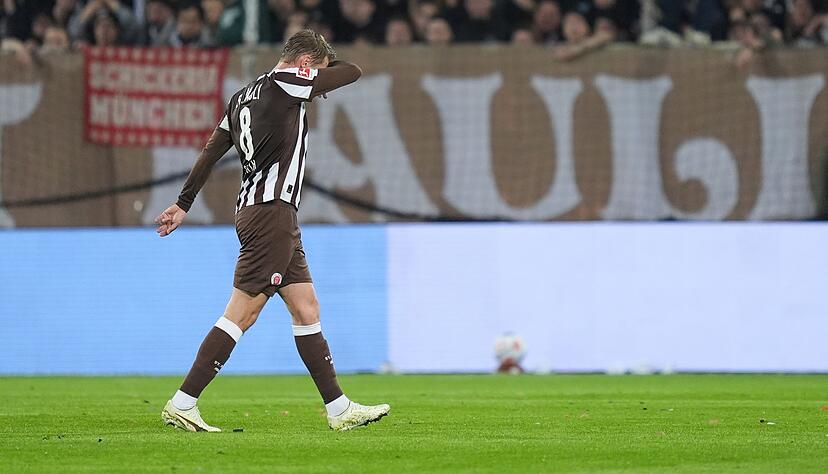 Eric Smith (FC St. Pauli) geht nach seinem Platzverweis vom Spielfeld. Eric Smith (FC St. Pauli) geht nach seinem Platzverweis vom Spielfeld.