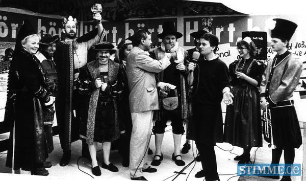 Einen Bombenerfolg hat das Team von Radio Regional auf der Bad Mergentheimer Verbraucher-Ausstellung. Das Foto zeigt Rundfunkmoderator Stefan Raffai (6. von links) und Thomas Weller von der Tauber-Zeitung (3. von rechts) im Gespräch mit den Symbolfiguren des fränkischen Weinlandes.
