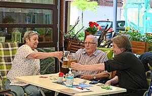 Glücklich, dass das Keltereck wieder offen hat: Karin Schulz darf mit ihren Gästen Helmut Straub und Karl-Markus Möck wieder anstoßen.
Foto: Katrin Draskovits
