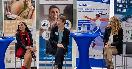 Podiumsdiskussion: Frau schreibt Zukunft, Vorträge über Patchwork Podiumsdiskussion: Frau schreibt Zukunft, Vorträge über Patchwork