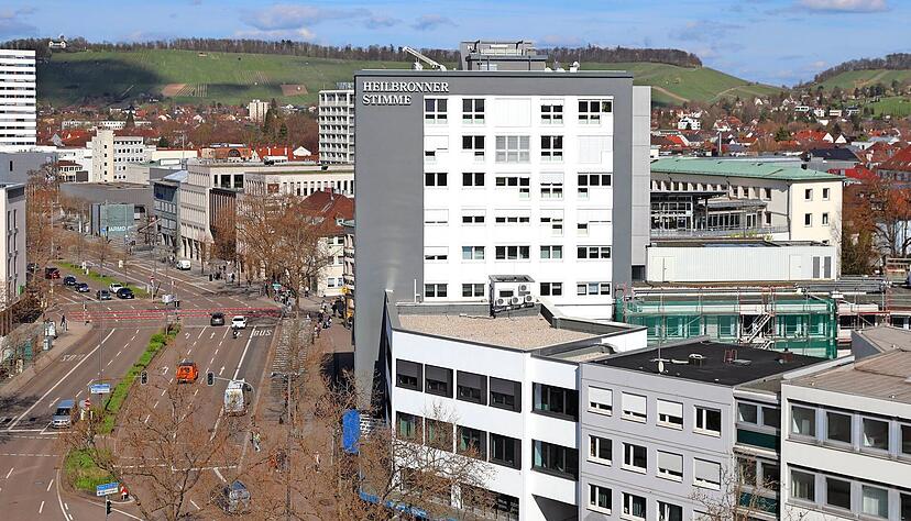1957 wird das Verlagsgeb&auml;ude an der Heilbronner Allee um das Stimme-Hochhaus erweitert.