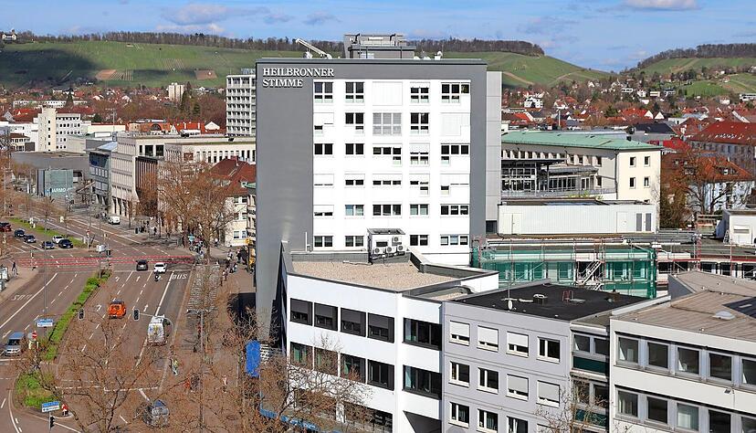 1957 wird das Verlagsgebäude an der Heilbronner Allee um das Stimme-Hochhaus erweitert. 1957 wird das Verlagsgebäude an der Heilbronner Allee um das Stimme-Hochhaus erweitert.