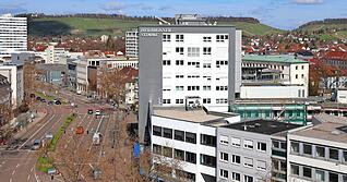 1957 wird das Verlagsgebäude an der Heilbronner Allee um das Stimme-Hochhaus erweitert.