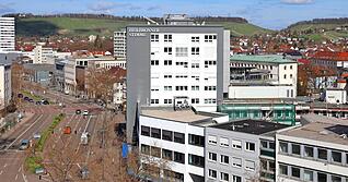 1957 wird das Verlagsgeb&auml;ude an der Heilbronner Allee um das Stimme-Hochhaus erweitert.