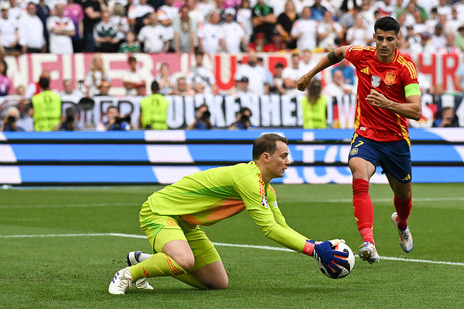 Manuel Neuer: Hielt in der ersten Halbzeit, was zu halten war. Bei beiden Toren machtlos. Dennoch: Neuer wieder wie in alten Zeiten. Note: 2