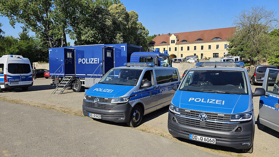 Auch in Halsbrücke in Sachsen sind Polizeibeamte nach dem Verbot der Reichsbürger-Gruppe "Königreich Deutschland" im Einsatz. Auch in Halsbrücke in Sachsen sind Polizeibeamte nach dem Verbot der Reichsbürger-Gruppe "Königreich Deutschland" im Einsatz.
