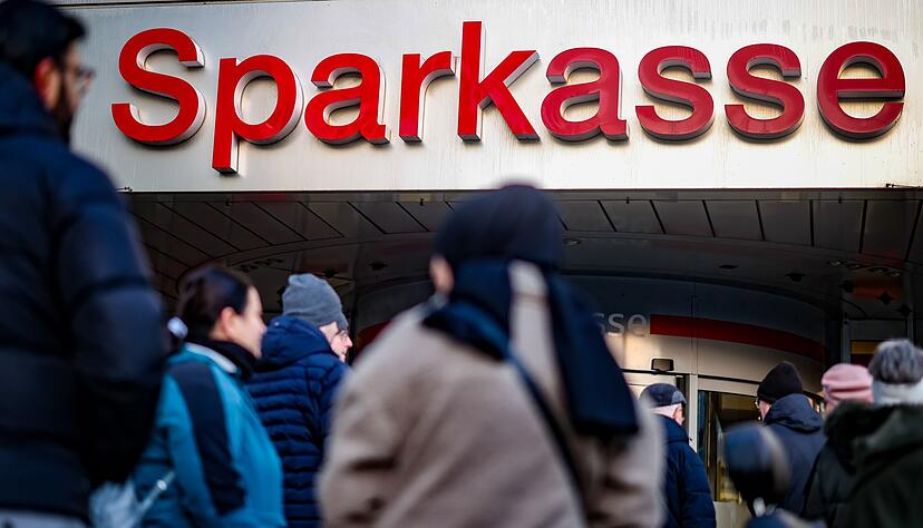 Was ist nach einem Einbruch mit den Inhalten im Schlie&szlig;fach passiert, wollen aufgebrachte Kundinnen und Kunden in Gelsenkirchen-Buer wissen. Das Finanzamt interessiert eher, woher die Wertsachen stammten, die dort lagerten.