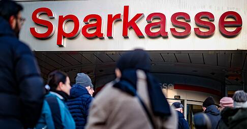 Was ist nach einem Einbruch mit den Inhalten im Schlie&szlig;fach passiert, wollen aufgebrachte Kundinnen und Kunden in Gelsenkirchen-Buer wissen. Das Finanzamt interessiert eher, woher die Wertsachen stammten, die dort lagerten.