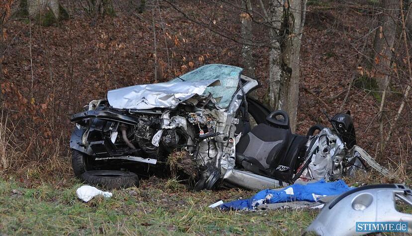Schlimmer  Glatteis Unfall zwischen  Backnang Aspach und Großbottwar im Kreis Ludwigsburg L1115 wegen Glatteis  krachte ein klein LKW mit einen PKW zusammen mehrere wurden  schwerverletzt.
