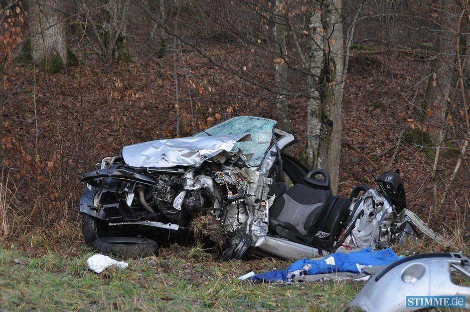Schlimmer  Glatteis Unfall zwischen  Backnang Aspach und Großbottwar im Kreis Ludwigsburg L1115 wegen Glatteis  krachte ein klein LKW mit einen PKW zusammen mehrere wurden  schwerverletzt.
