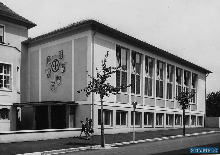Im Juli 1953 ist der neue Anbau beim Haus des Handwerks, der Vortrags- und Schulungsräume beherbergt, fertiggestellt. Der Saalanbau dient auch dem Heilbronner Liederkranz als Probenlokal. Im Juli 1953 ist der neue Anbau beim Haus des Handwerks, der Vortrags- und Schulungsräume beherbergt, fertiggestellt. Der Saalanbau dient auch dem Heilbronner Liederkranz als Probenlokal.