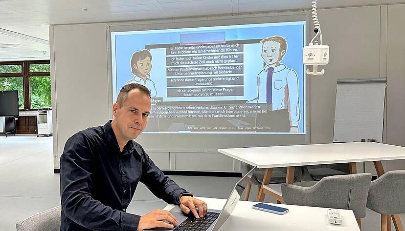 Co-Projektleiter Tim Reichert arbeitet seit Anfang des Jahres an dem Projekt. Im Hintergrund sieht man eine Gesprächssituation dargestellt.
Foto: Lisa Könnecke Co-Projektleiter Tim Reichert arbeitet seit Anfang des Jahres an dem Projekt. Im Hintergrund sieht man eine Gesprächssituation dargestellt.
Foto: Lisa Könnecke