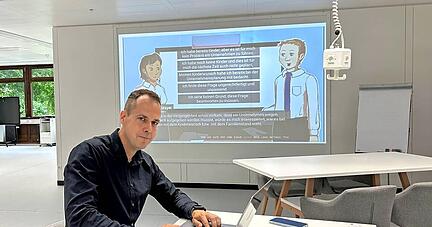Co-Projektleiter Tim Reichert arbeitet seit Anfang des Jahres an dem Projekt. Im Hintergrund sieht man eine Gesprächssituation dargestellt.
Foto: Lisa Könnecke Co-Projektleiter Tim Reichert arbeitet seit Anfang des Jahres an dem Projekt. Im Hintergrund sieht man eine Gesprächssituation dargestellt.
Foto: Lisa Könnecke