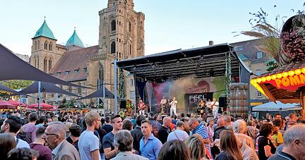 Wird es in diesem Herbst wieder ein Weindorf rund um das Rathaus geben? Eher unwahrscheinlich, sagen die Veranstalter. Es werden Alternativen überlegt.
Foto: Archiv/Mugler