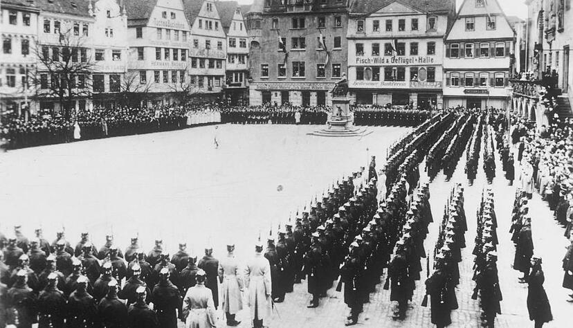 Das Württembergische Füsilierregiment Nr. 122 bei einem Aufmarsch am Marktplatz. Das Robert-Mayer-Denkmal stand damals weiter westlich.Fotos: Stadtarchiv Heilbronn