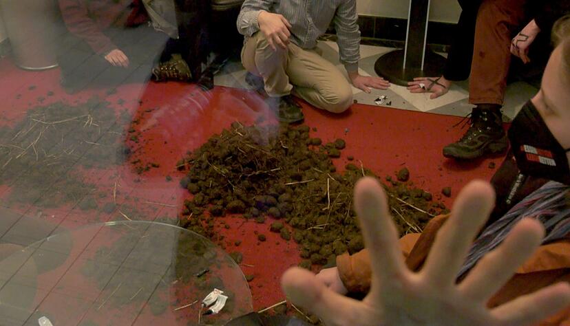 Klima-Aktivisten verteilen Mist im Bundeslandwirtschaftsministerium.