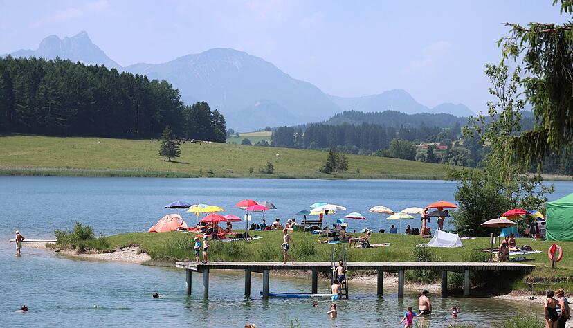 Ausfl&uuml;gler suchen Abk&uuml;hlung am Illasbergsee im Allg&auml;u.