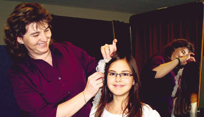 Belinda Seufert (links) hilft gerne beim Anprobieren.
Foto: Gabi Muth Belinda Seufert (links) hilft gerne beim Anprobieren.
Foto: Gabi Muth