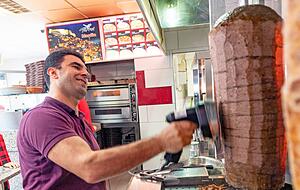 Im Pizza-Kebap-Haus von Samaras Meydan gibt es eine große Auswahl an türkischen Spezialitäten. Er sagt: "Wer seinen Döner für 1,99 Euro verkauft, kann keine Qualität bieten."
Foto: Mario Berger Im Pizza-Kebap-Haus von Samaras Meydan gibt es eine große Auswahl an türkischen Spezialitäten. Er sagt: "Wer seinen Döner für 1,99 Euro verkauft, kann keine Qualität bieten."
Foto: Mario Berger