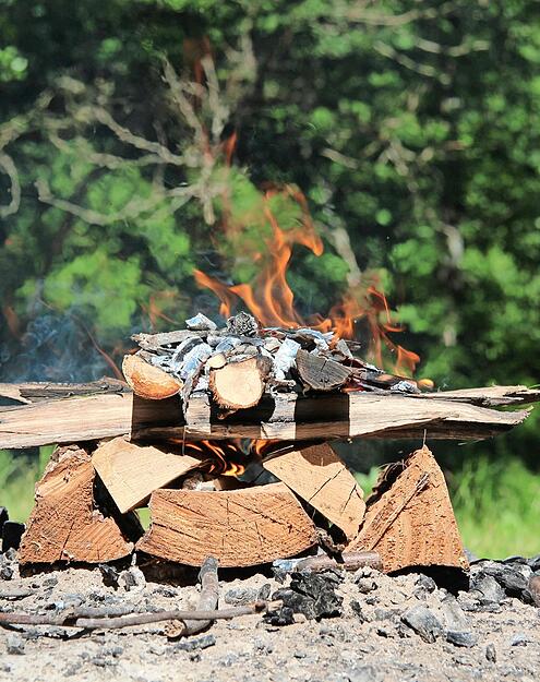 Zum Schluss: ein Lagerfeuer. Das braucht wie alles Gute Geduld.