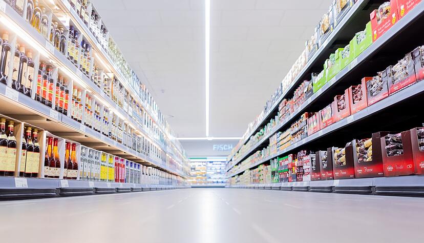 Blick zwischen Regale einer Aldi-Filiale. Blick zwischen Regale einer Aldi-Filiale.