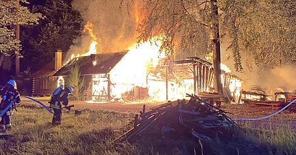 Beim Brand zweier Hütten in einem Wald bei Beilstein ist ein Schaden von etwa 100 000 Euro entstanden. Verletzt wurde niemand. Die Polizei hat die Ermittlungen zur Brandursache aufgenommen. 50 Feuerwehrleute sind im Einsatz.
Foto: Feuerwehr Beilstein Beim Brand zweier Hütten in einem Wald bei Beilstein ist ein Schaden von etwa 100 000 Euro entstanden. Verletzt wurde niemand. Die Polizei hat die Ermittlungen zur Brandursache aufgenommen. 50 Feuerwehrleute sind im Einsatz.
Foto: Feuerwehr Beilstein