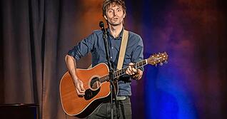 „Alles, was ich will, ist Erwartungen erfüllen“: Kabarettist Lennart Schilgen blickt gerne zurück und singt über die eigenen Unzulänglichkeiten.