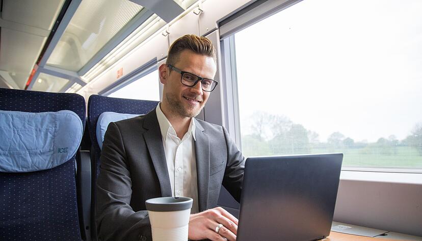 Egal, ob Zug oder im Caf&eacute;: Rechtlich gesehen darf der Bildschirm beim mobilen Arbeiten nicht einsehbar sein.