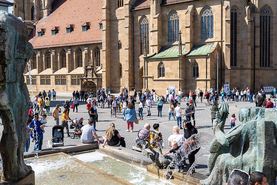 Auf dem Kiliansplatz pl&auml;tschert der Brunnen vor einem steten Fluss der Besucher.