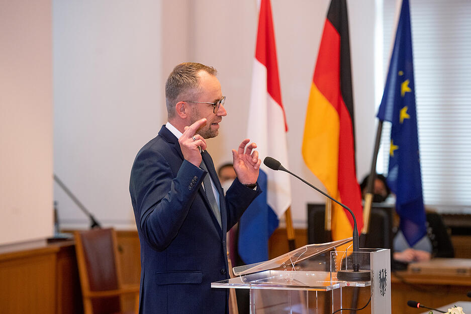 Heilbronns OB Harry Mergel f&uuml;r zweite Amtszeit verpflichtet