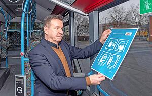 In den öffentlichen Verkehrsmitteln werden die Hinweistafeln entfernt, wie hier von Heiko Ziehl, Technikmeister bei den Heilbronner Verkehrsbetrieben. In den öffentlichen Verkehrsmitteln werden die Hinweistafeln entfernt, wie hier von Heiko Ziehl, Technikmeister bei den Heilbronner Verkehrsbetrieben.