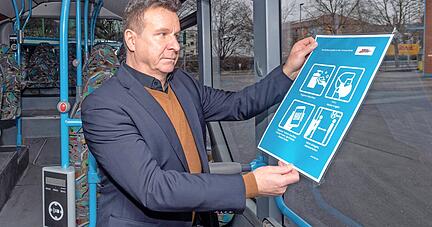 In den öffentlichen Verkehrsmitteln werden die Hinweistafeln entfernt, wie hier von Heiko Ziehl, Technikmeister bei den Heilbronner Verkehrsbetrieben.
Foto: Mario Berger