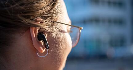 Die Buds Pro 2 sitzen nicht besonders fest und sicher, aber dafür bequem.