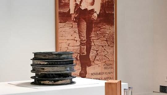 Multiples aus der Beuys-Sammlung und ein Porträt des Meisters. Multiples aus der Beuys-Sammlung und ein Porträt des Meisters.