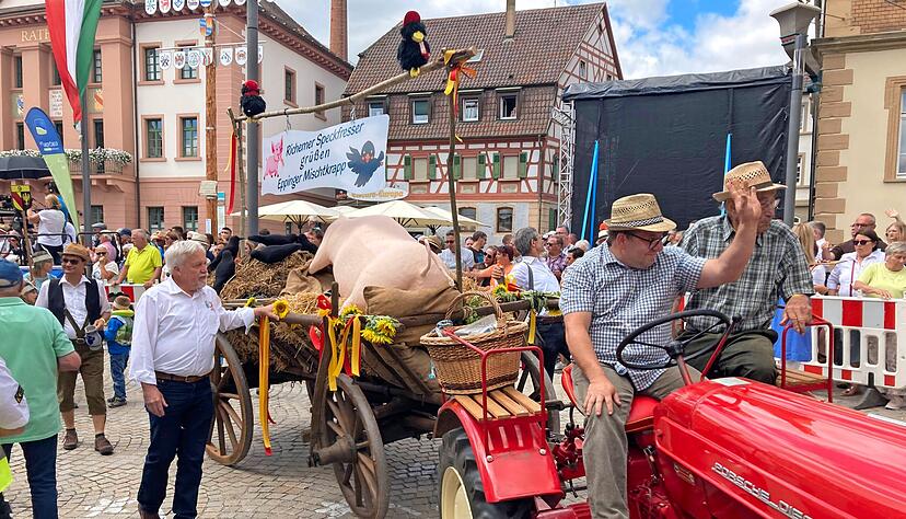 Einer der aufwendigsten Beitr&auml;ge: Die Richener hatten einen Wagen mit Schwein und Kr&auml;he an Bord dabei. Dazu gab es einen kecken Spruch.