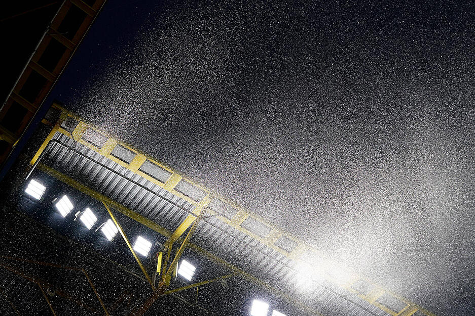Es war kaum noch was zu sehen im Dortmunder Stadion aufgrund des Unwetters beim Spiel Deutschland gegen Dänemark.
