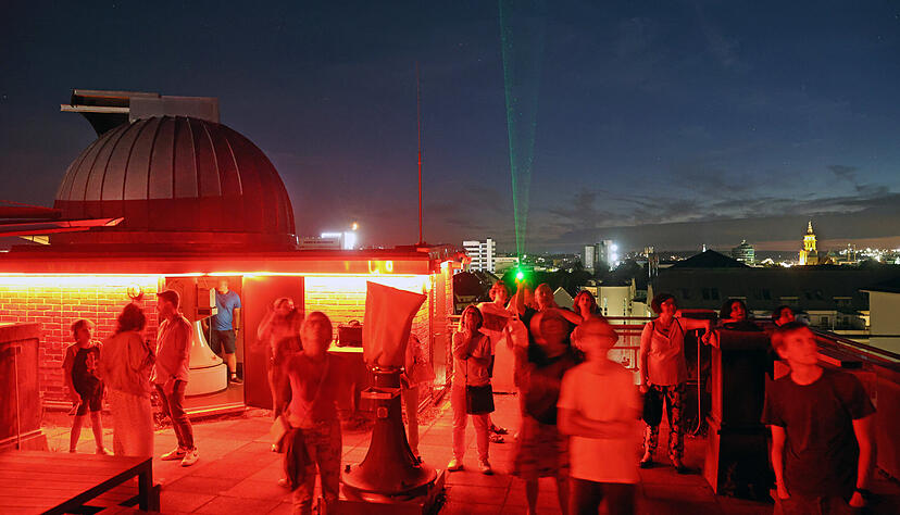 Auf dem Dach der Heilbronner Sternwarte erhalten Besucherinnen und Besucher Nachhilfe in Sachen Himmelskunde. Auf dem Dach der Heilbronner Sternwarte erhalten Besucherinnen und Besucher Nachhilfe in Sachen Himmelskunde.