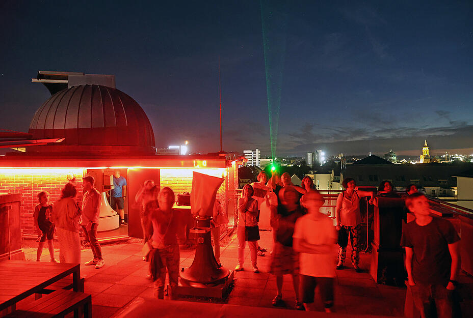 Auf dem Dach der Heilbronner Sternwarte erhalten Besucherinnen und Besucher Nachhilfe in Sachen Himmelskunde. Auf dem Dach der Heilbronner Sternwarte erhalten Besucherinnen und Besucher Nachhilfe in Sachen Himmelskunde.