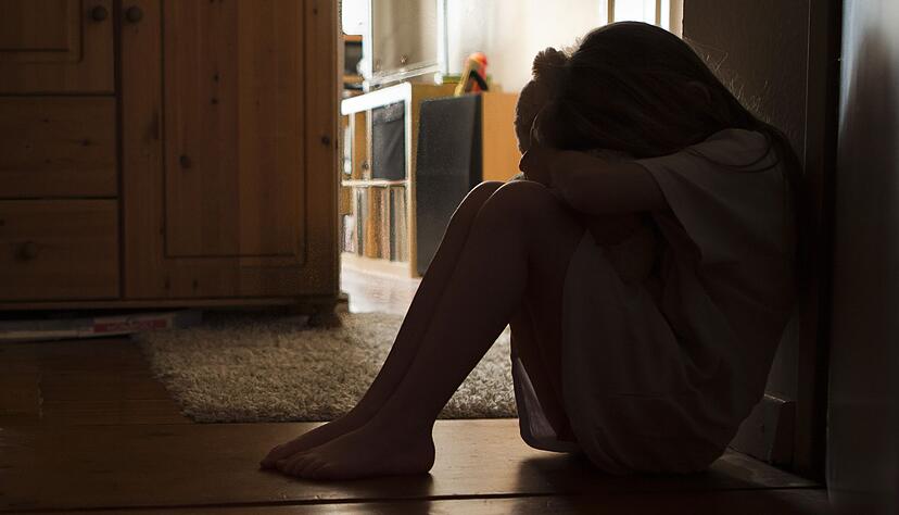 Körperliche Beschwerden wie Bauchschmerzen, Übelkeit, Erbrechen, Kopfschmerzen oder Schlafstörungen können bei Kindern auf Schulangst hinweisen. Körperliche Beschwerden wie Bauchschmerzen, Übelkeit, Erbrechen, Kopfschmerzen oder Schlafstörungen können bei Kindern auf Schulangst hinweisen.