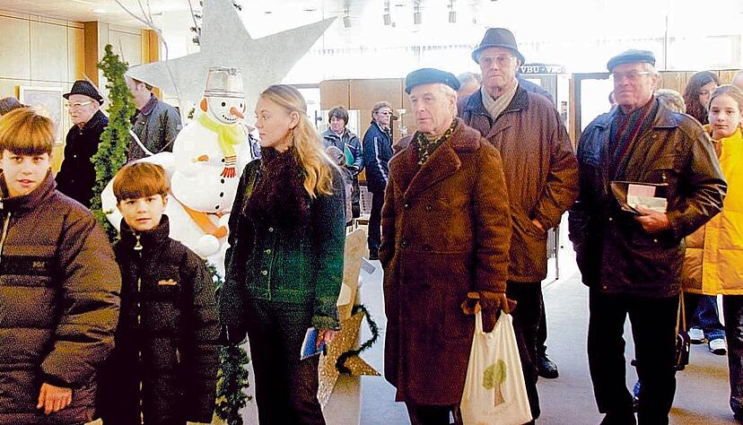 Viele B&uuml;rger wollten gleich nach dem Jahreswechsel 2001/2002 ihre D-Mark-Reste in Euro umtauschen. Auch in der Volksbank in Nordheim gab es l&auml;ngere Schlangen vor den Kassen.
Fotos: Archiv/Kempf, Veigel