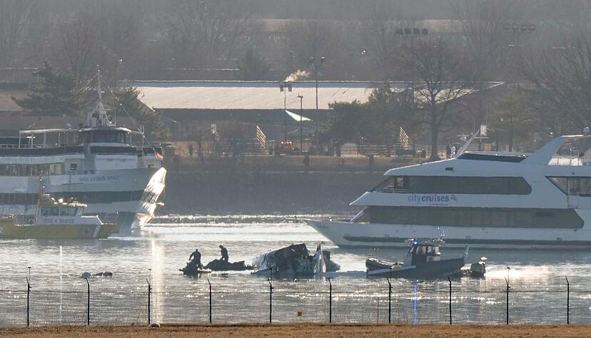 Such- und Bergungskr&auml;fte arbeiten auf dem Potomac.