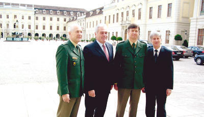 Der verabschiedete Konrad Bernhard mit Innenminister Heribert Rech, dem neuen Leiter der Polizeidirektion Ludwigsburg, Frank Rebholz, und Polizeipr&auml;sident Konrad Jelden (von links). (Foto: Polizei)