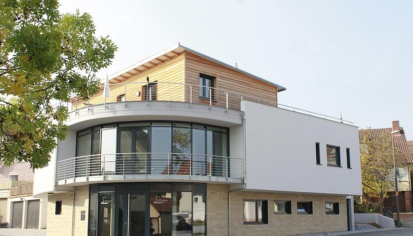 In diesem Neubau in der Hinteren Straße ist im Erdgeschoss Platz für eine Arztpraxis. Die Gemeinde zahlt seit einiger Zeit Freihaltegebühren.
Foto: Anja Krezer In diesem Neubau in der Hinteren Straße ist im Erdgeschoss Platz für eine Arztpraxis. Die Gemeinde zahlt seit einiger Zeit Freihaltegebühren.
Foto: Anja Krezer