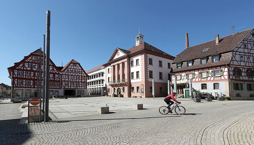 Schönstes Frühlingswetter: In Eppingen halten sich die Menschen an die Corona-Vorgaben.
Foto: Andreas Veigel