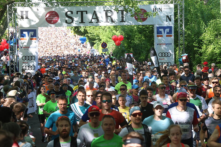 Die Heilbronner Sportbürgermeisterin Agnes Christner schickte die Läufer des Trollinger Marathons mit dem Startschuss um 8:45 Uhr auf die gut 42 Kilometer lange Strecke.