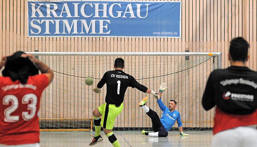 Philipp Allgeier (SV Reihen) verwandelt im Finale den siegbringenden Neunmeter gegen Torwart Muhammed-Talha Cakar (Türkiyemspor Obereisesheim). Reihen sicherte sich somit den Turniersieg.
Fotos: Klaus Krüger Philipp Allgeier (SV Reihen) verwandelt im Finale den siegbringenden Neunmeter gegen Torwart Muhammed-Talha Cakar (Türkiyemspor Obereisesheim). Reihen sicherte sich somit den Turniersieg.
Fotos: Klaus Krüger