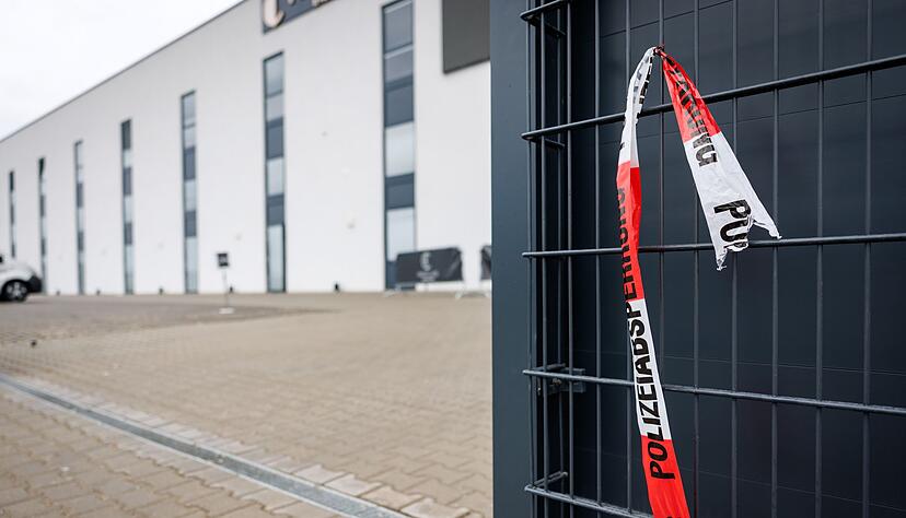 Noch in der Nacht stellten Spezialisten der Mordkommission Spuren am Tatort sicher.