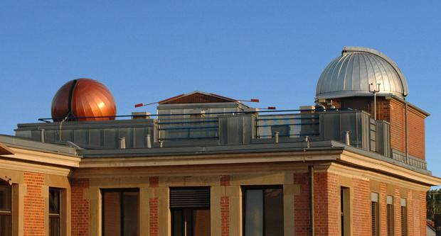 Die Sternwarte befindet sich auf dem Dach des Robert-Mayer-Gymnasiums in der Heilbronner Bismarckstra&szlig;e 10 (Eingang M&ouml;nchseestrasse).